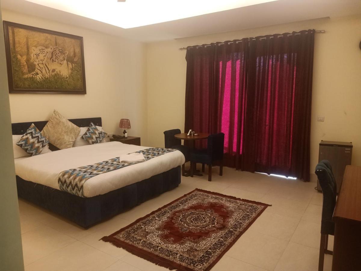 Hotel The Am Bliss Gurgaon Bagian luar foto
