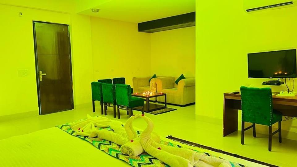 Hotel The Am Bliss Gurgaon Bagian luar foto